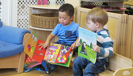 twee peuters die samen boeken lezen